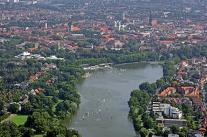 Blick vom Aasee auf die Innenstadt. Foto: Presseamt Stadt Münster / Bernhard Fischer