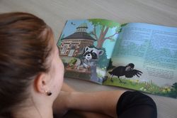 Ein Mädchen liest in der Broschüre 
